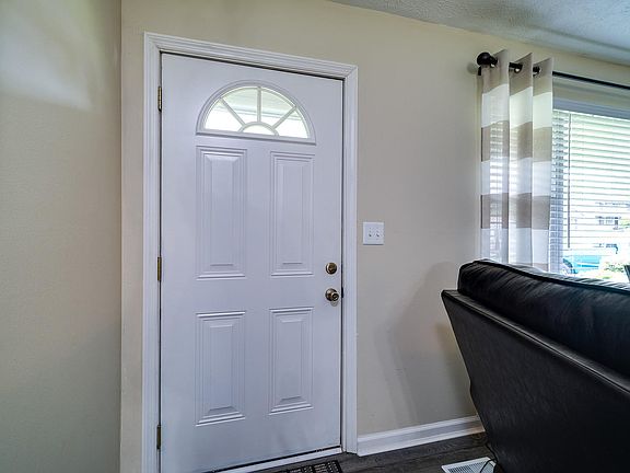 3rd image of 499 Colonial Dr