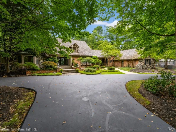 32870 Bingham Ln, Bingham Farms, MI 48025