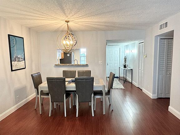 4th image of 3850 Oaks Clubhouse Drive #506