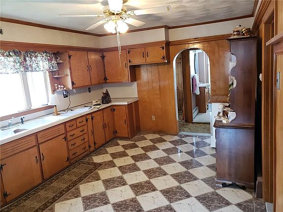 5th image of 1074 Waterman Ave