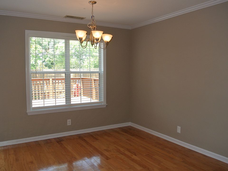 SPACIOUS DINING AREA