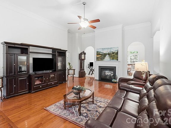 4th image of 1244 Waynewood Dr