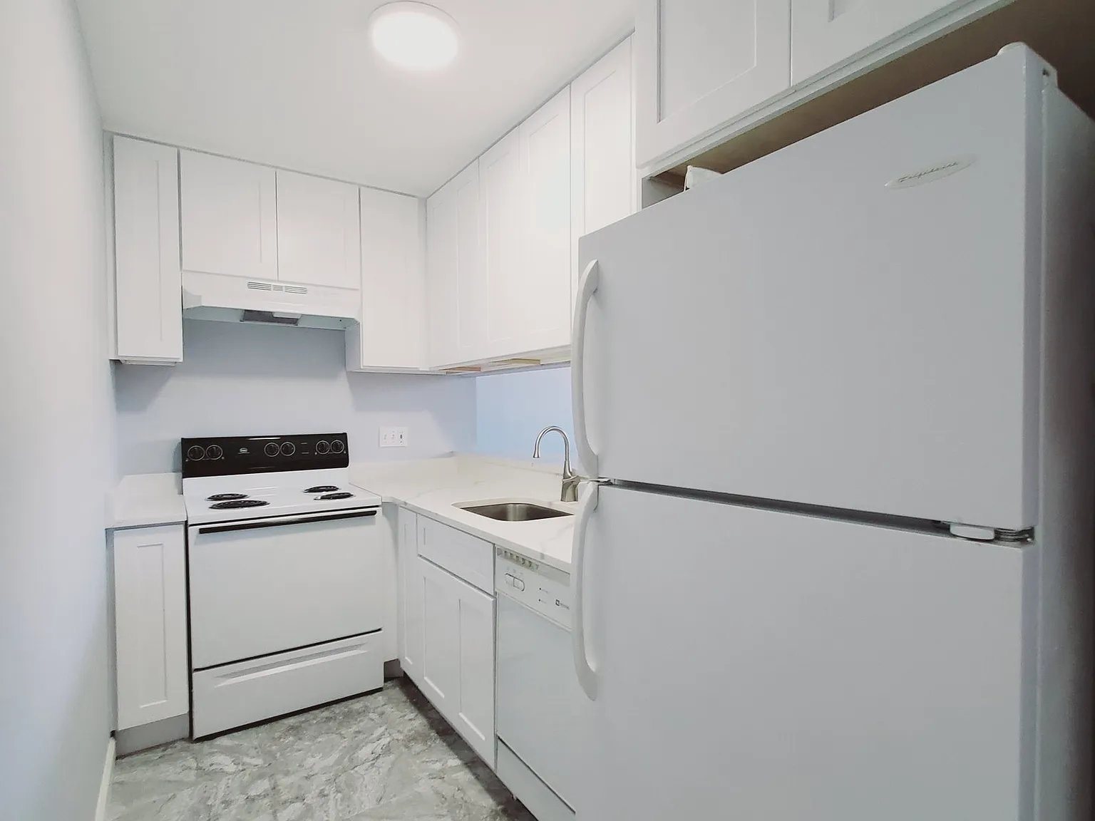 Studio, 1.0 bath, 450 sqft, $1,800 — Photo 2