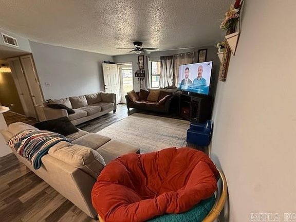 4th image of 613 Valley Dr