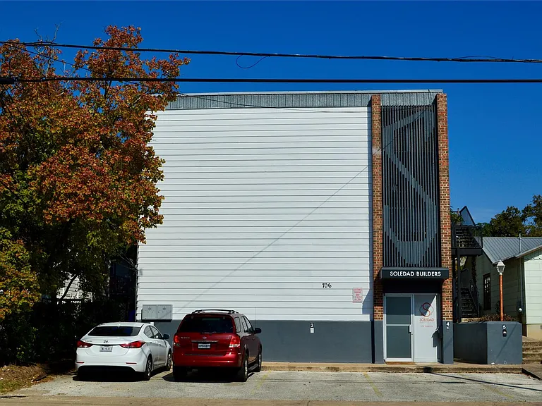 706 W 34th St #102 — Photo 1