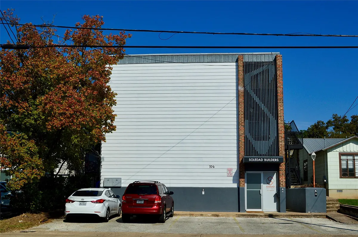 Building Photo - 706 W 34th St #102