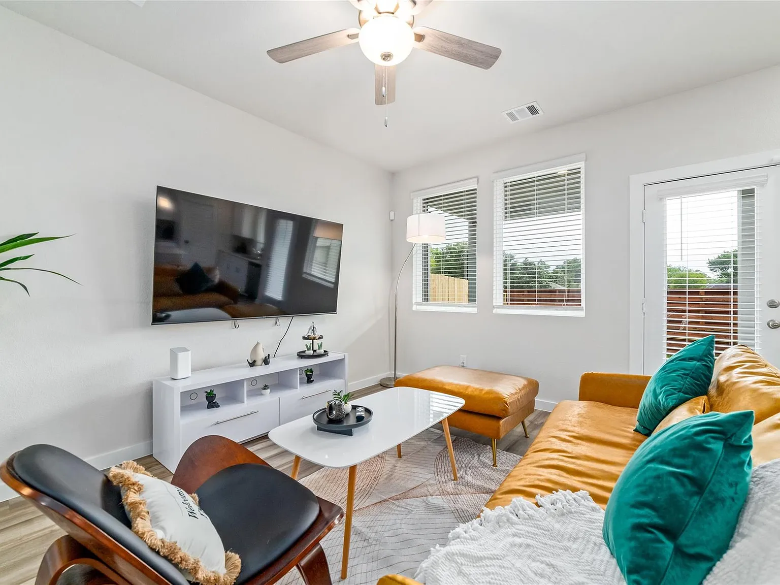 4 bed, 2.5 bath, 1989 sqft, $2,700 — Photo 1