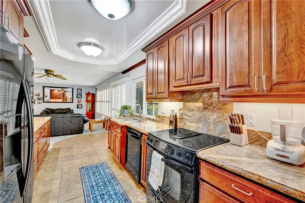 4 bed, 2304 sqft, $5,490 — Photo 3