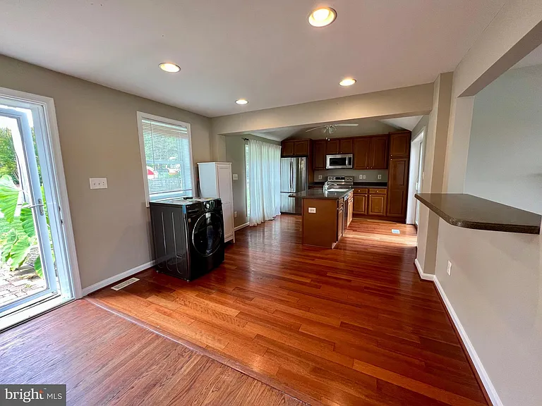 504 Walnut Dr — Photo 9