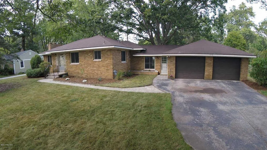 1876 Crestwood Ln photo 1