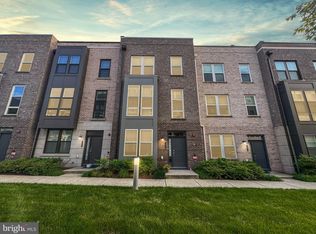 13380 Sherwood Park Ln, Herndon, VA 20171