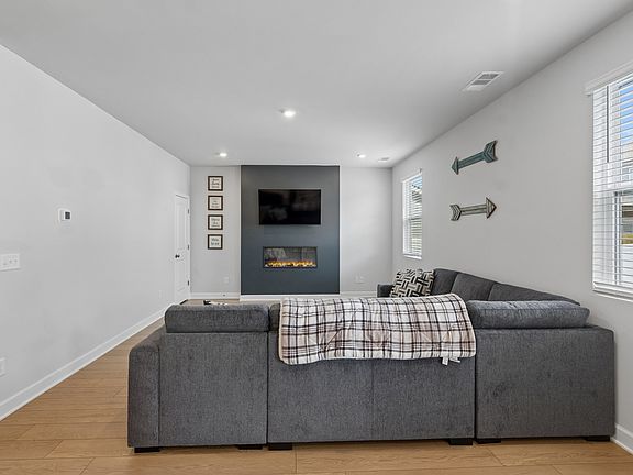 4th image of 304 Dearborn Sta