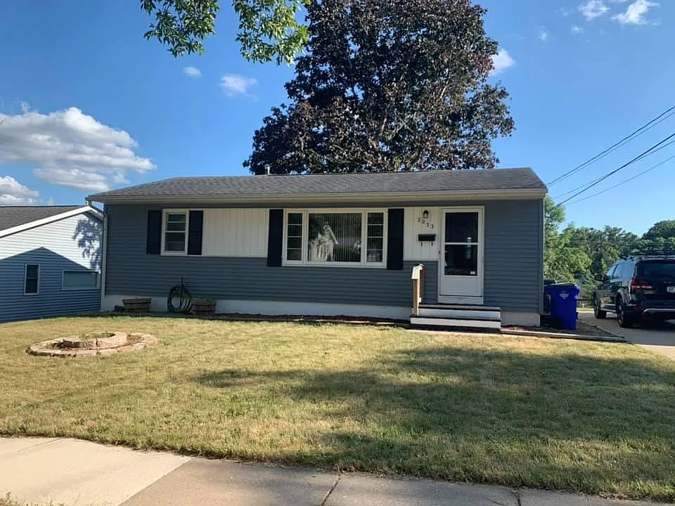 Building Photo - 2033 Sharwood Dr NE