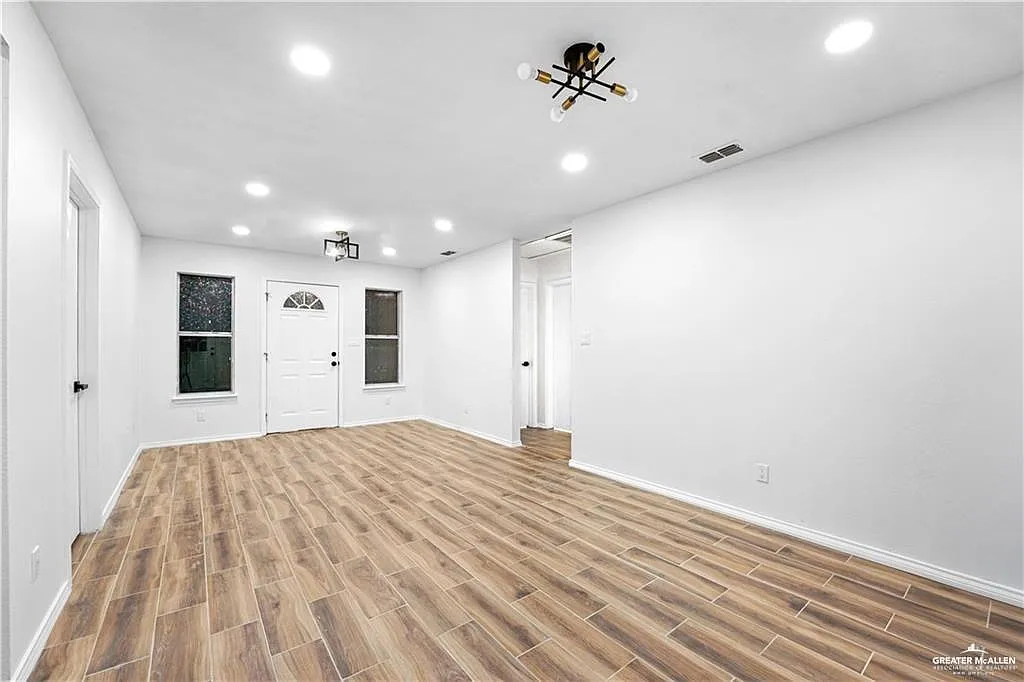 3 bed, 1.0 bath, 1014 sqft, $1,300 — Photo 3