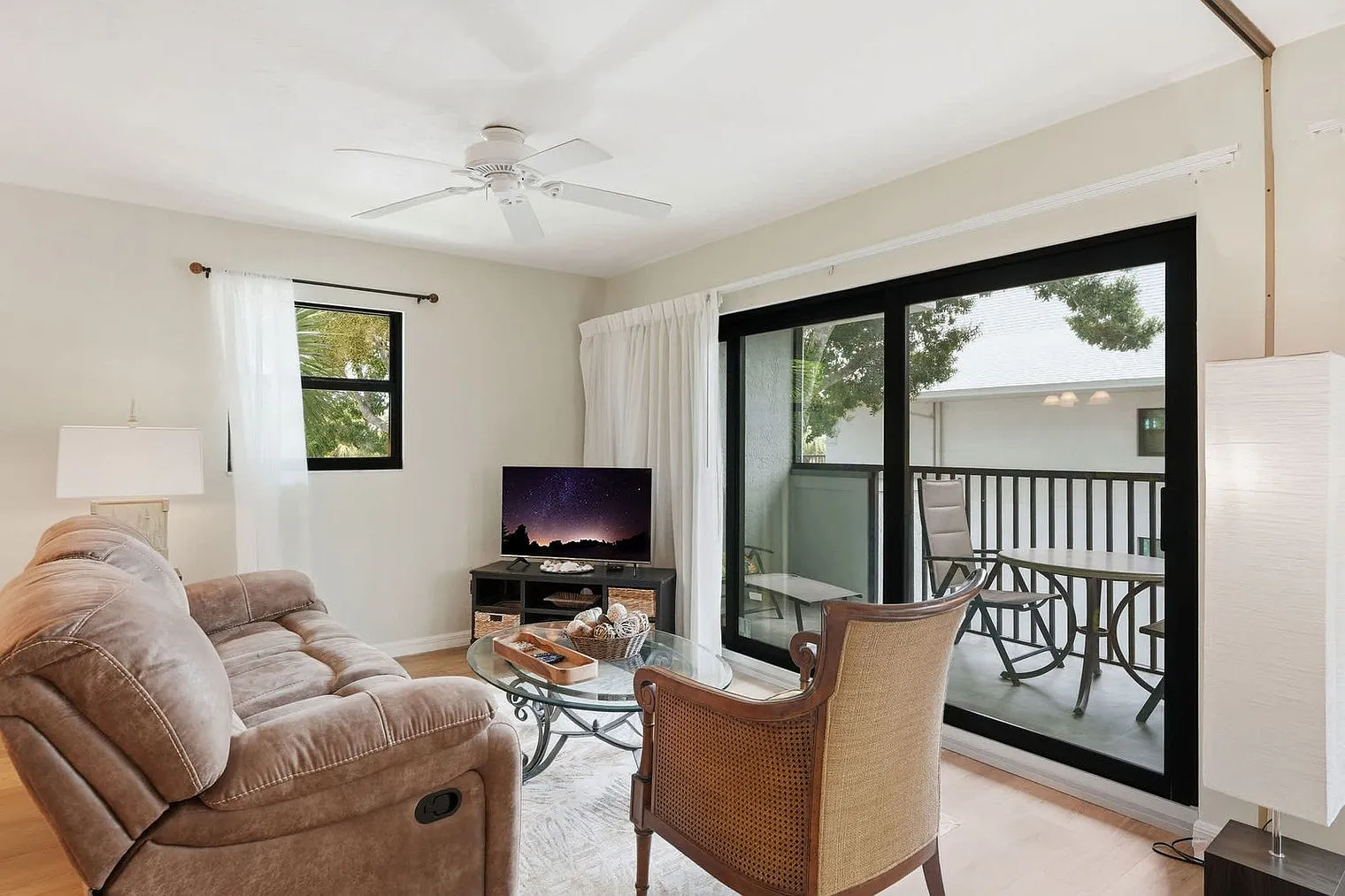 1 bed, 2.0 bath, 861 sqft, $3,420 — Photo 2