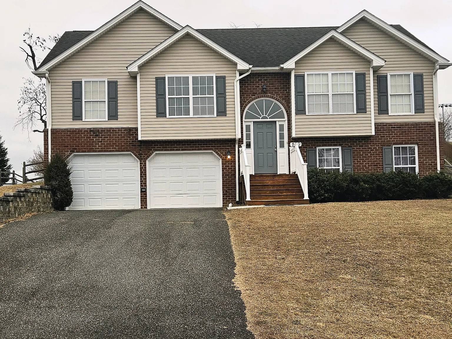 165 Windsor Dr — Photo 2