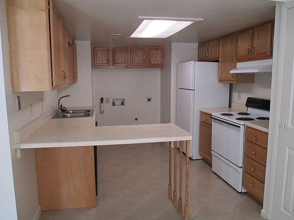 Kitchen with washer dryer hook-up