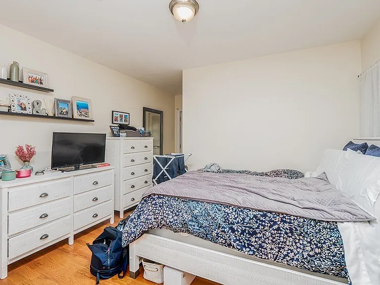 546 E 8th St #1 — Photo 9