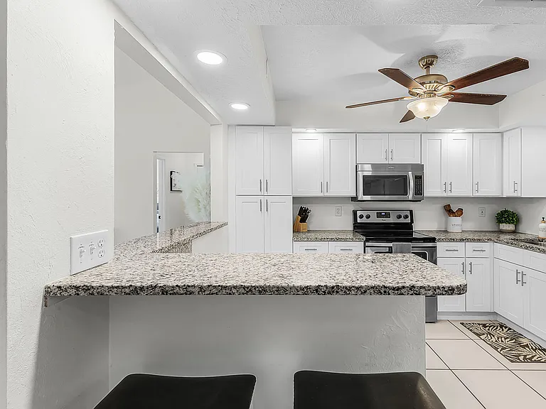 2541 SW 38th Ter — Photo 15