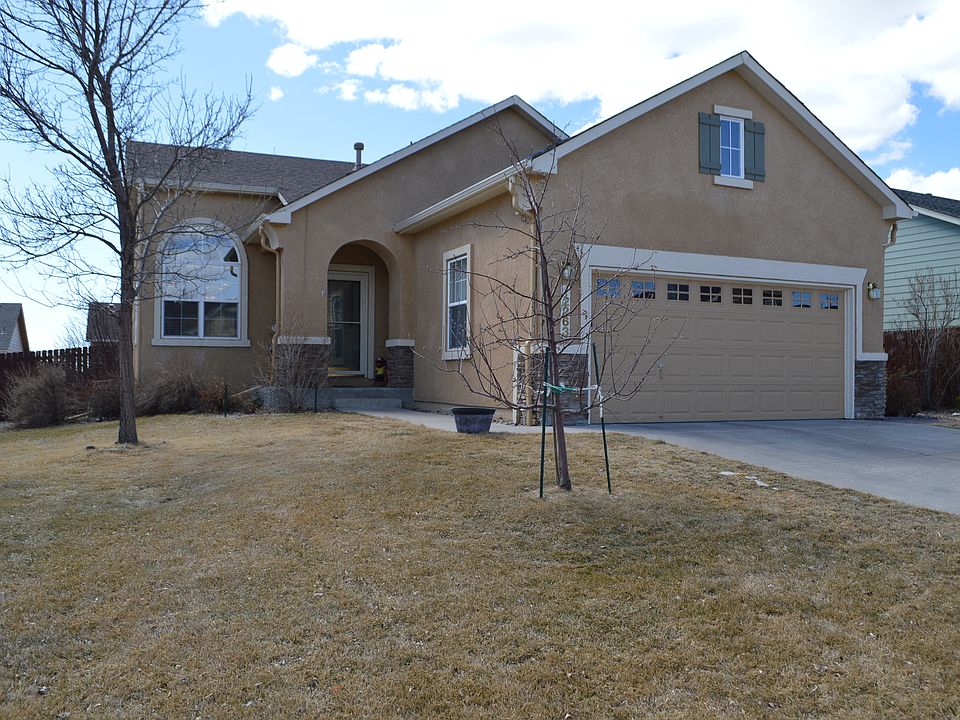 Front of home with stucco ex