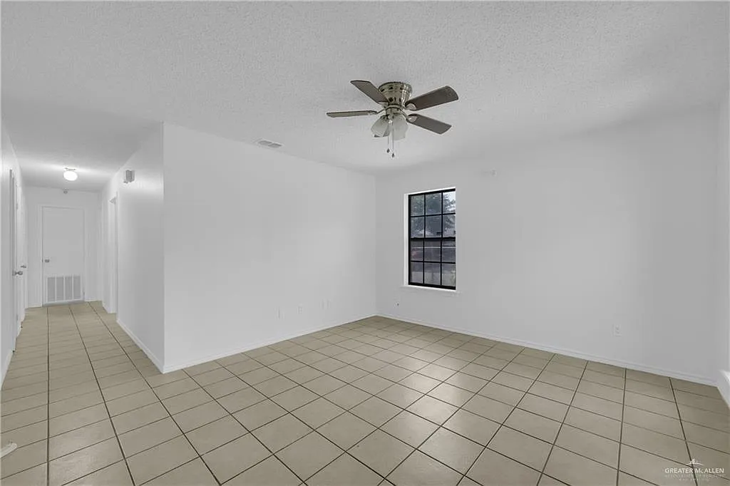 3 bed, 2.0 bath, 1118 sqft, $1,700 — Photo 2