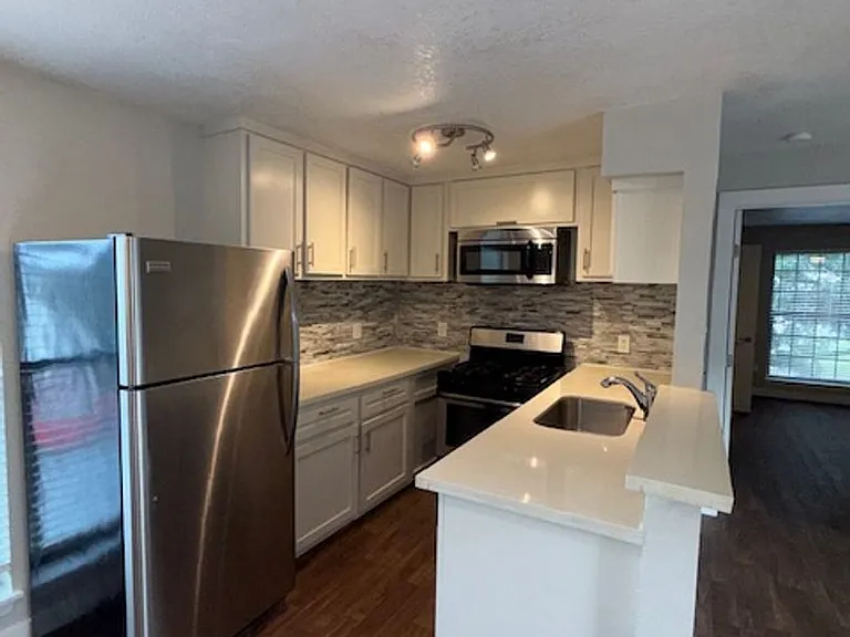 400 Westmoreland St — Photo 5
