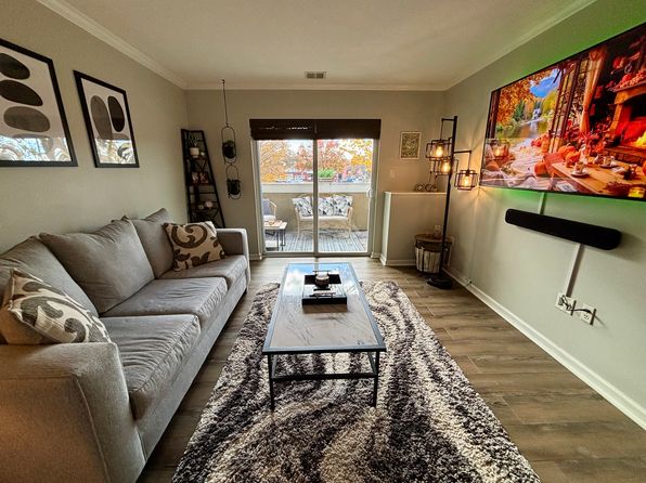 34 Schoolhouse Dr #203