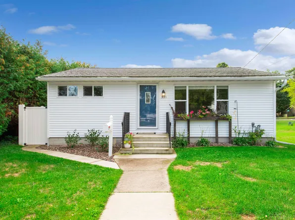 921 Gladstone St, Marinette, WI 54143