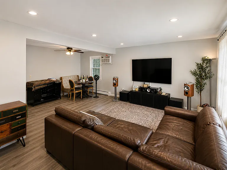 139 Linnett St #2 — Photo 2