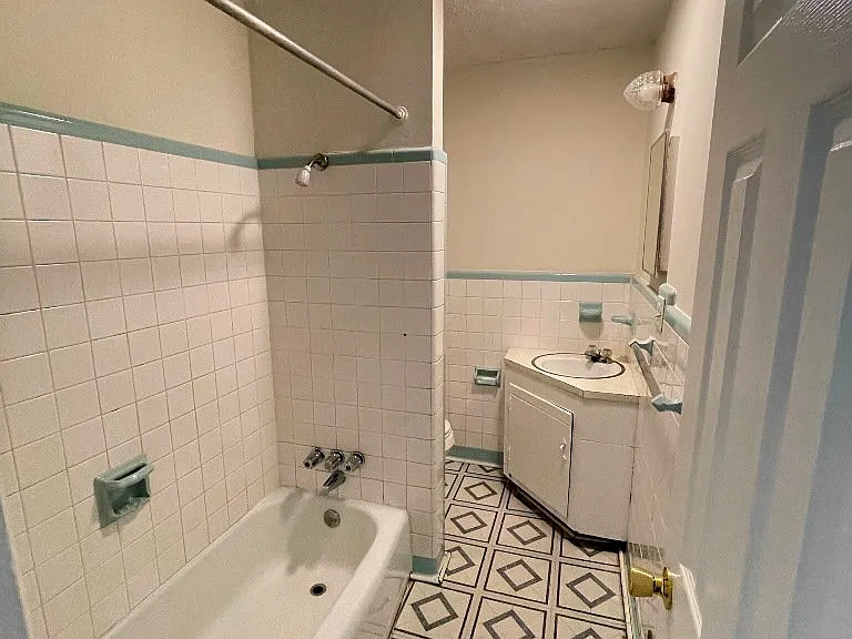 4148 Lee St #B — Photo 9