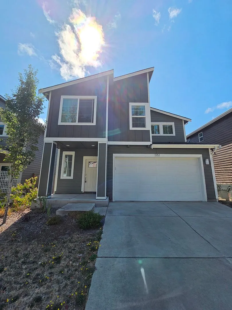 Five Bedroom For Rent In West Hills! Fenced Yard, Laminate Flooring, Pets Okay! — Photo 2