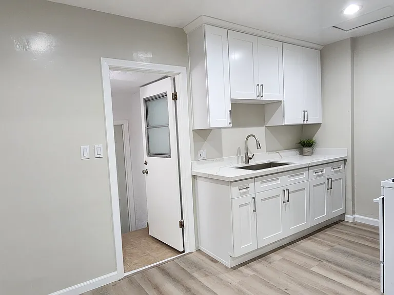 2813 Mary St #1/2 — Photo 10