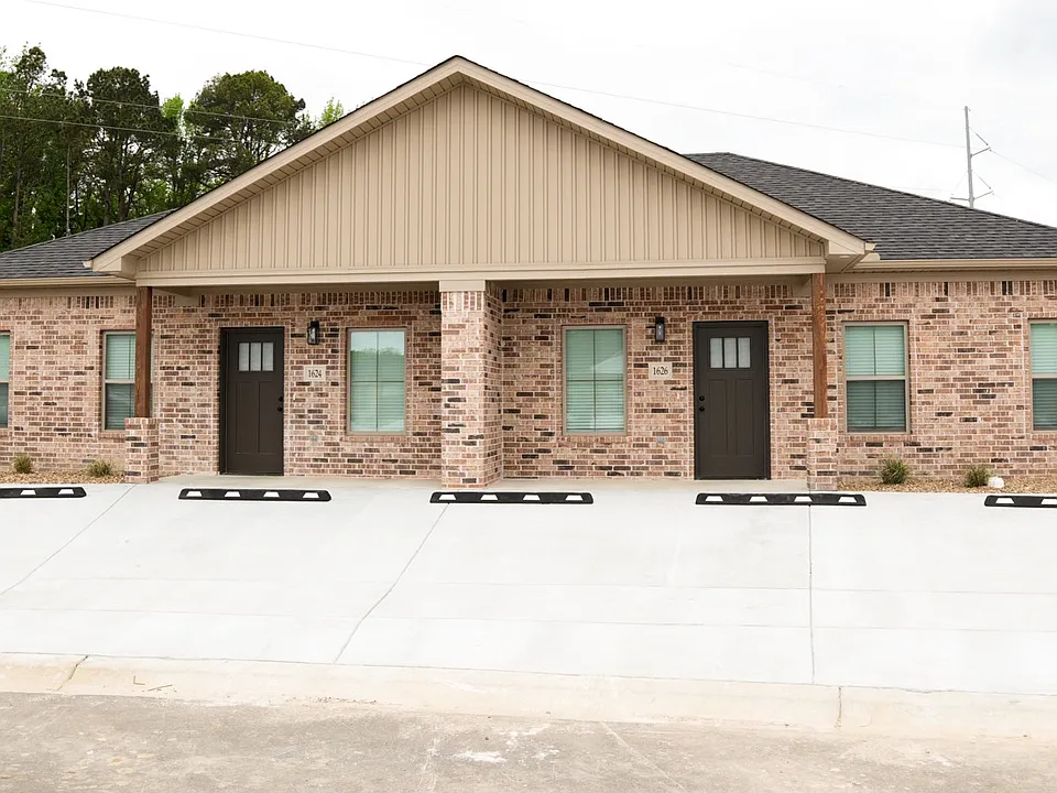 1612 Crestwood Dr