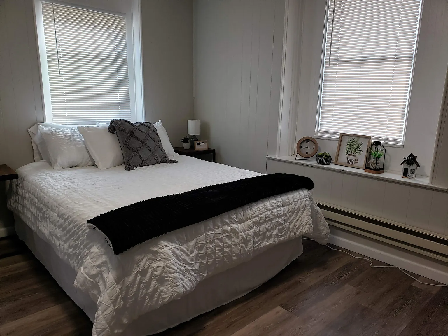 Furnished Efficiency Apartment — Photo 3