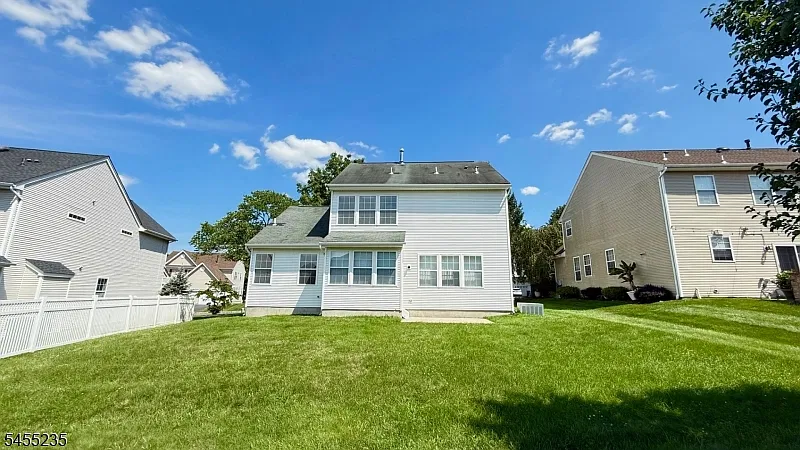 3 bed, 2.5 bath, $4,200 — Photo 2