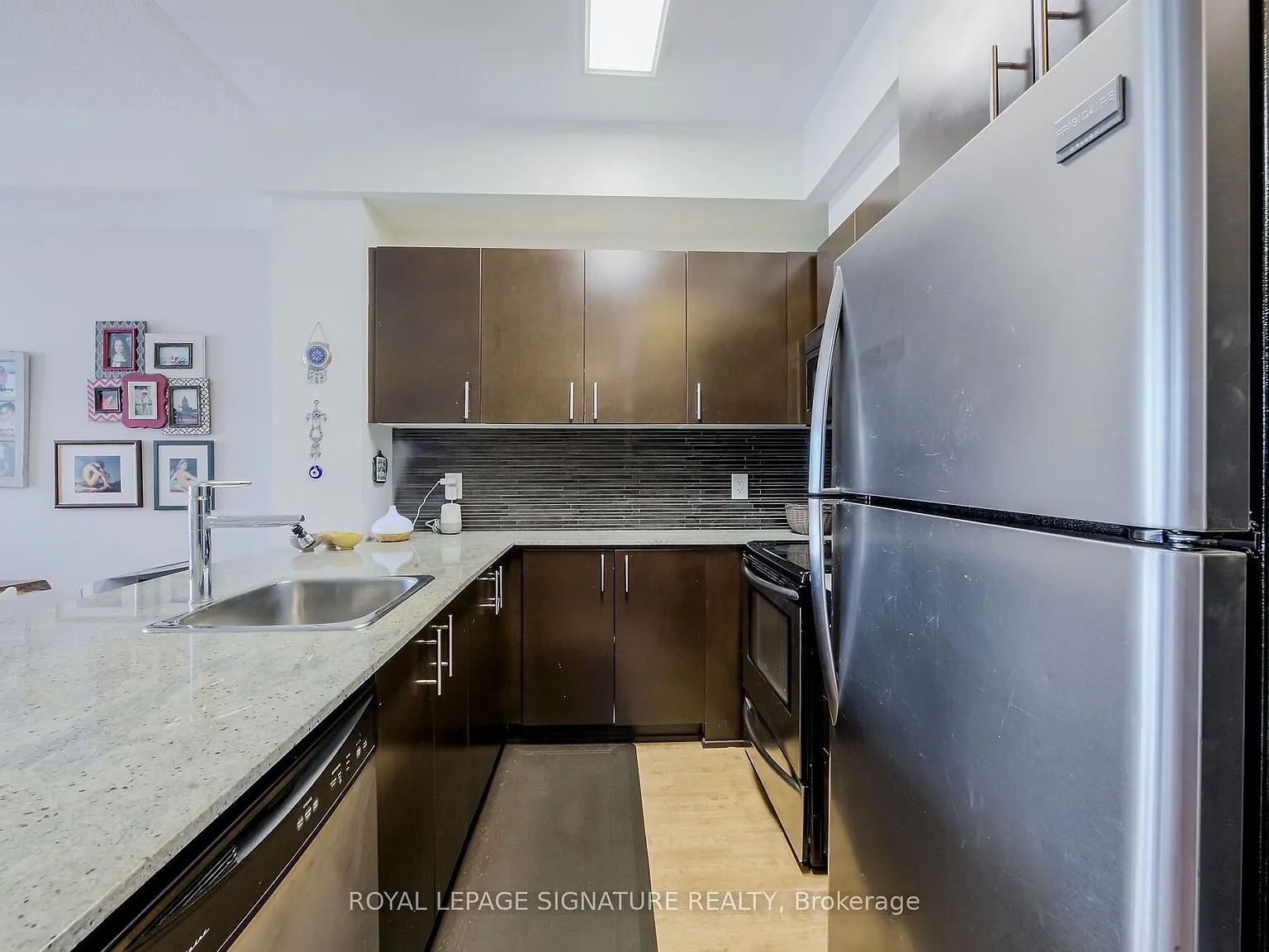 One Cole Condos — Photo 4
