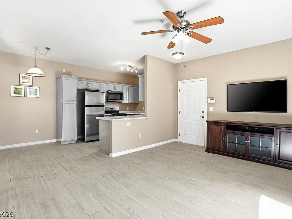 2291 W Horizon Ridge Pkwy #13175