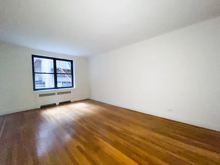 8 E 48th St #3A — Photo 3