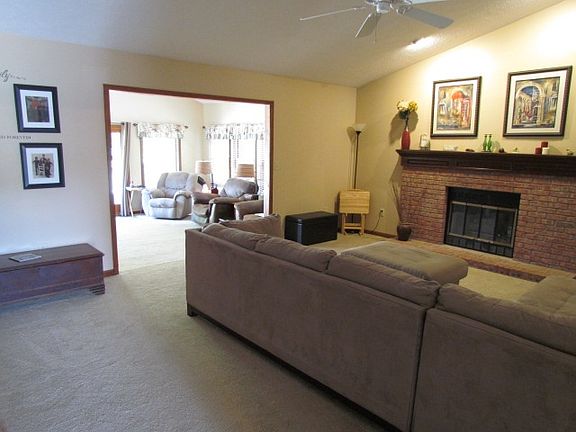3rd image of 3216 Thomas Dr