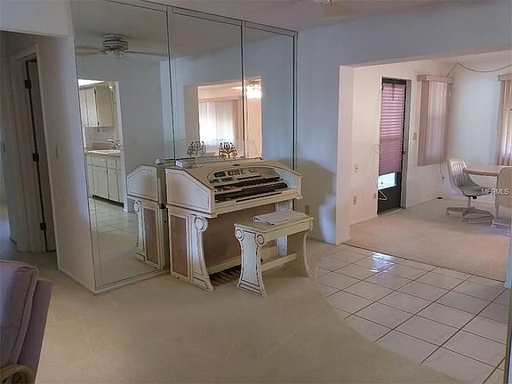Versatile space at living
