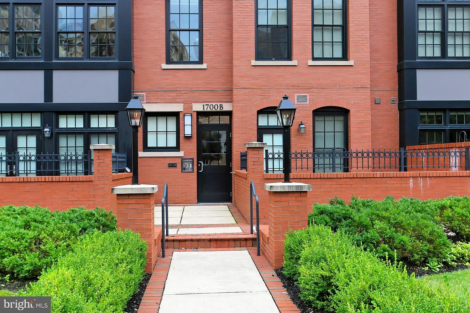 2 bed, 1337 sqft, $5,200 — Photo 2