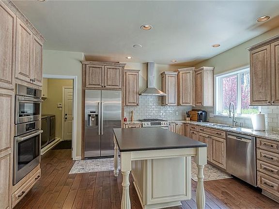 3rd image of 124 Crystal Springs Dr