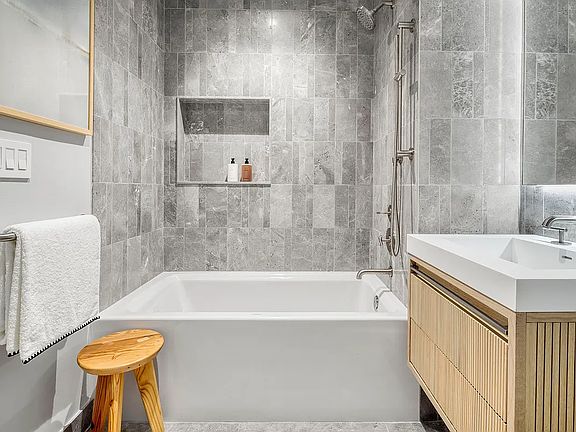 5th image of 208 Delancey St #9B