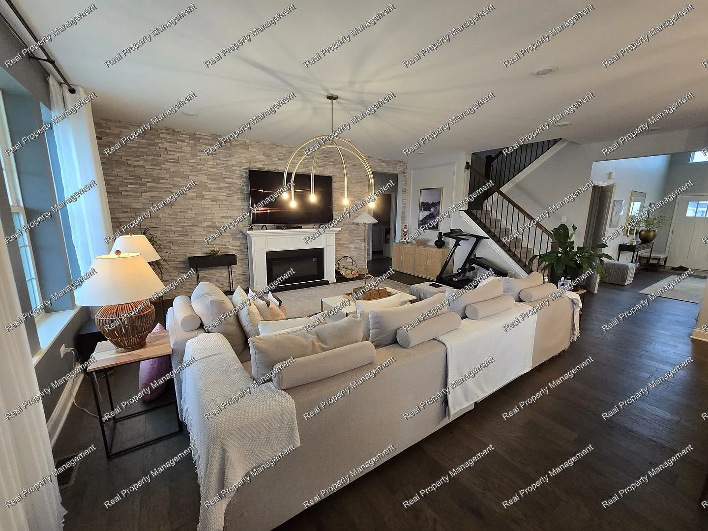 Beautiful Cedar Lake Four Bedroom — Photo 3