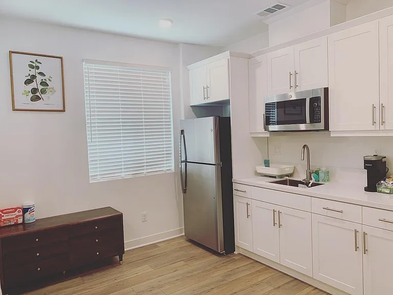 2400 E Carter Ave — Photo 5