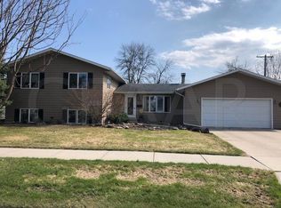 225 Leeward Hills Ln, Grand Forks, ND 58201
