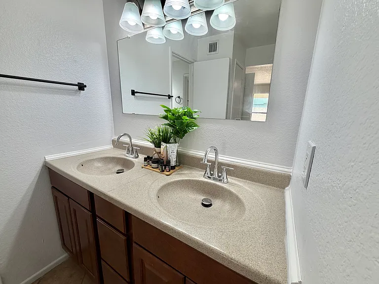 765 N Arrowhead Dr #2 — Photo 21