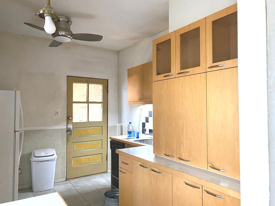 2nd image of 1323 W Addison St APT 3B
