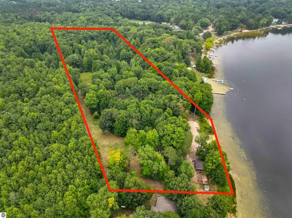 15081 Lodge Trl, Leroy, MI 49655