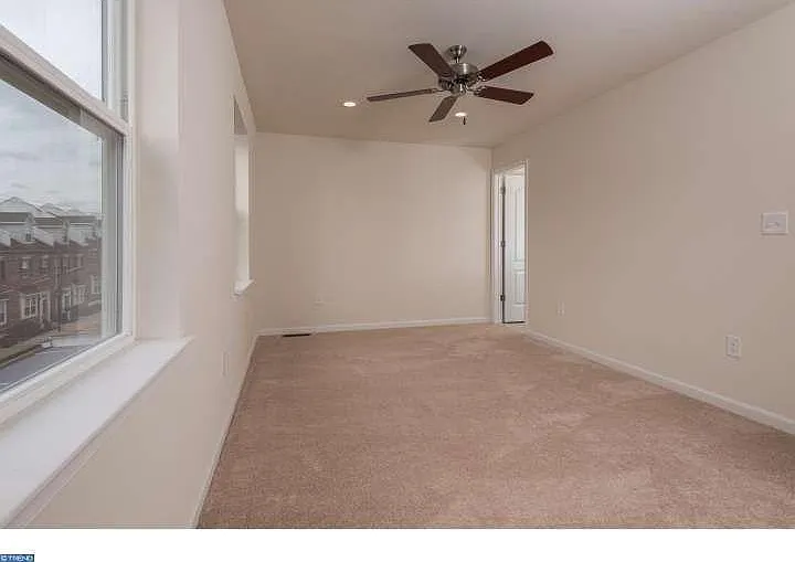 422 E Hector St — Photo 25